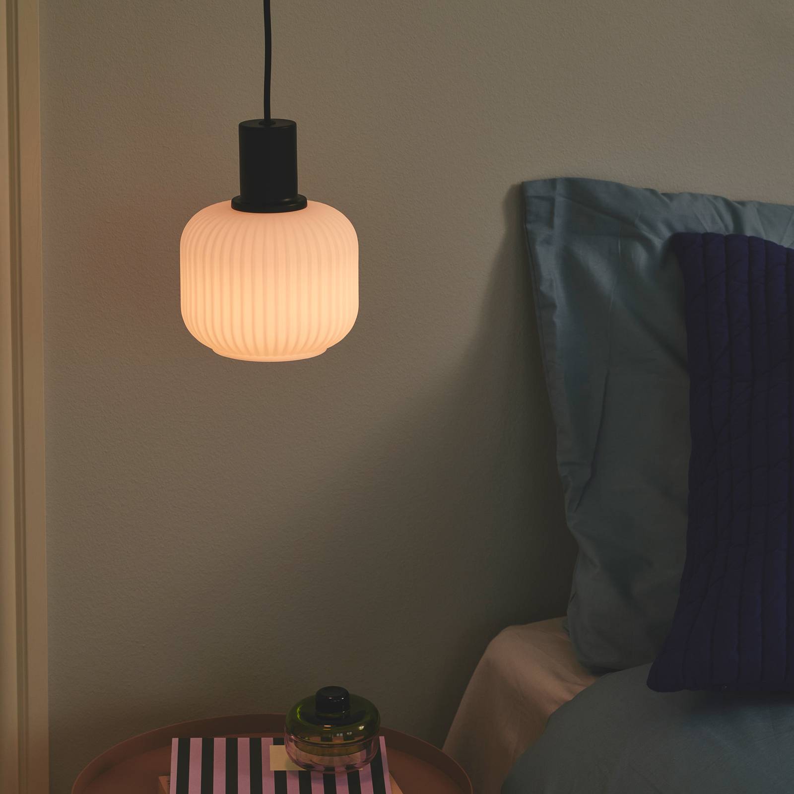 Hängeleuchte Milford Mini, schwarz, Glas gerippt Hängeleuchte Milford Mini, schwarz, Glas gerippt von Nordlux