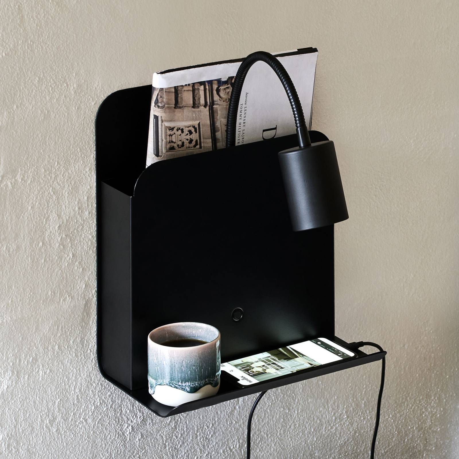 Wandleuchte Roomi mit Ablage und USB, schwarz Wandleuchte Roomi mit Ablage und USB, schwarz von Nordlux