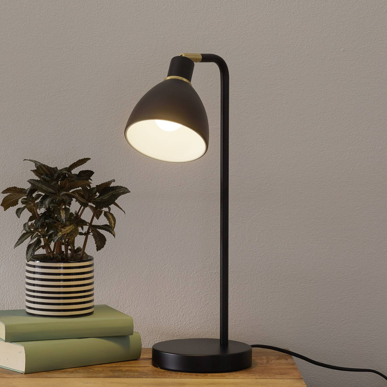 Zeitlose Tischleuchte Ray für den Schreibtisch Zeitlose Tischleuchte Ray für den Schreibtisch von Nordlux