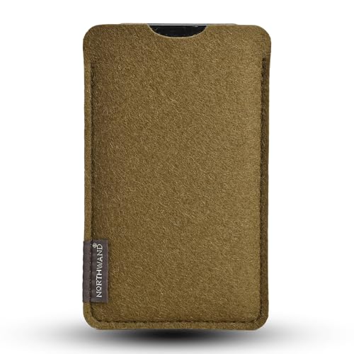 NorthWand Breite Hülle für iPhone 15 Pro / 15, 14 Pro / 14, 13 Pro / 13, 12 Pro / 12 MIT Apple Case. Tasche, Handyhülle aus 100% natürlichem Merino Filz – Made in Germany - Olive Grün NorthWand Breite Hülle für iPhone 15 Pro / 15, 14 Pro / 14, 13 Pro / 13, 12 Pro / 12 MIT Apple Case. Tasche, Handyhülle aus 100% natürlichem Merino Filz – Made in Germany - Olive Grün von NorthWand