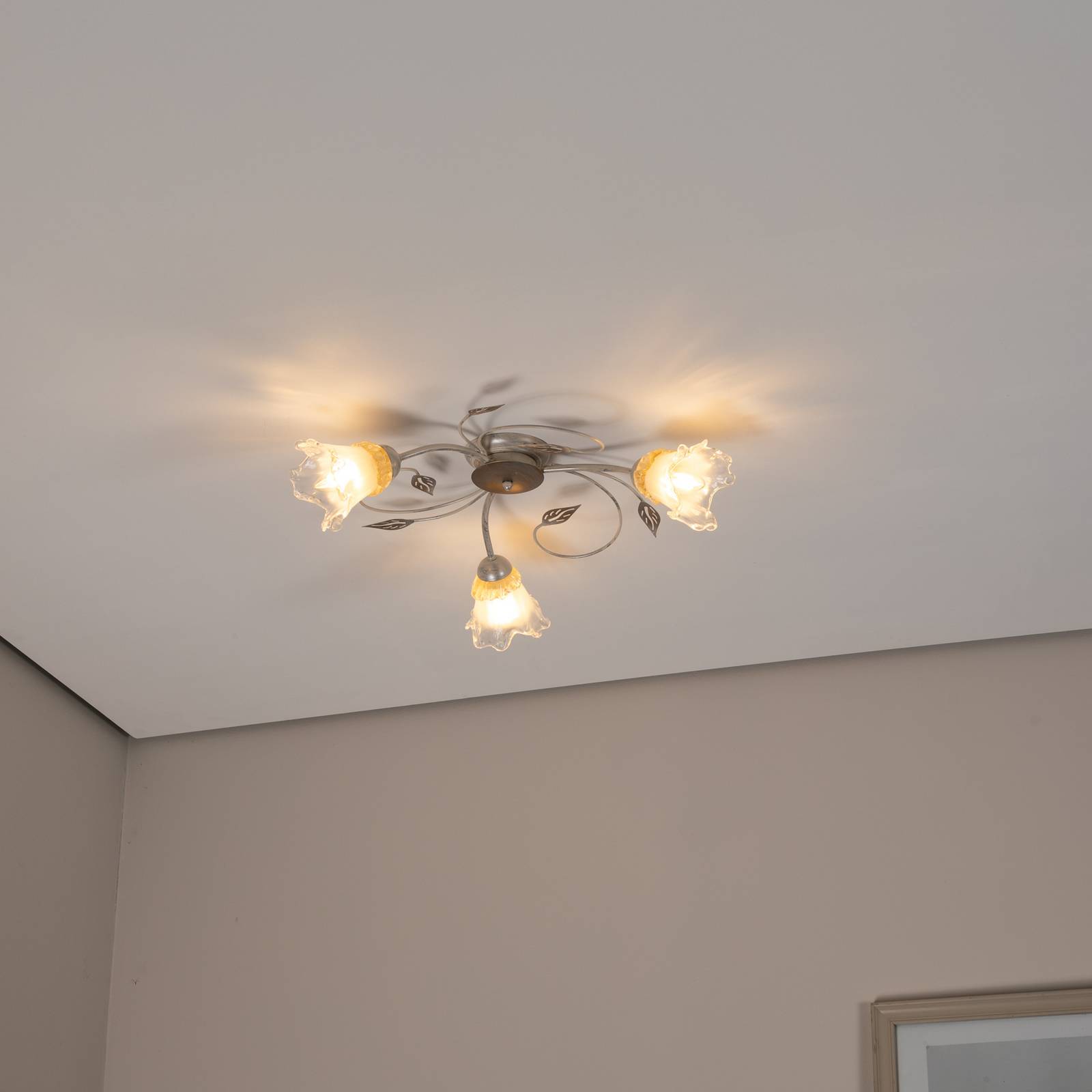 Deckenlampe Lancia, elfenbeinfarben, 3-flammig, Eisen, Glas Deckenlampe Lancia, elfenbeinfarben, 3-flammig, Eisen, Glas von ONLI
