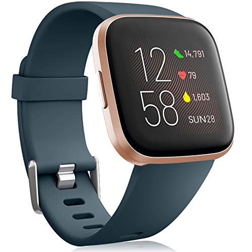 Oielai für Fitbit Versa 2 Armband/Fitbit Versa Armband, Silikon Sport Klassisch Ersatzarmband Armbänder Kompatibel mit Fitbit Versa Lite/Fitbit Versa 2/Fitbit Versa für Frauen Männer, Schieferblau Oielai für Fitbit Versa 2 Armband/Fitbit Versa Armband, Silikon Sport Klassisch Ersatzarmband Armbänder Kompatibel mit Fitbit Versa Lite/Fitbit Versa 2/Fitbit Versa für Frauen Männer, Schieferblau von Oielai
