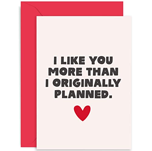 Old English Co. "Like You More Than Planned", lustige Hochzeitstagskarte für Männer und Frauen, humorvolle Valentinstagskarte für Ehemann, Ehefrau, Freundin, Freund, Innenseite blanko mit Umschlag Old English Co. "Like You More Than Planned", lustige Hochzeitstagskarte für Männer und Frauen, humorvolle Valentinstagskarte für Ehemann, Ehefrau, Freundin, Freund, Innenseite blanko mit Umschlag von Old English Company