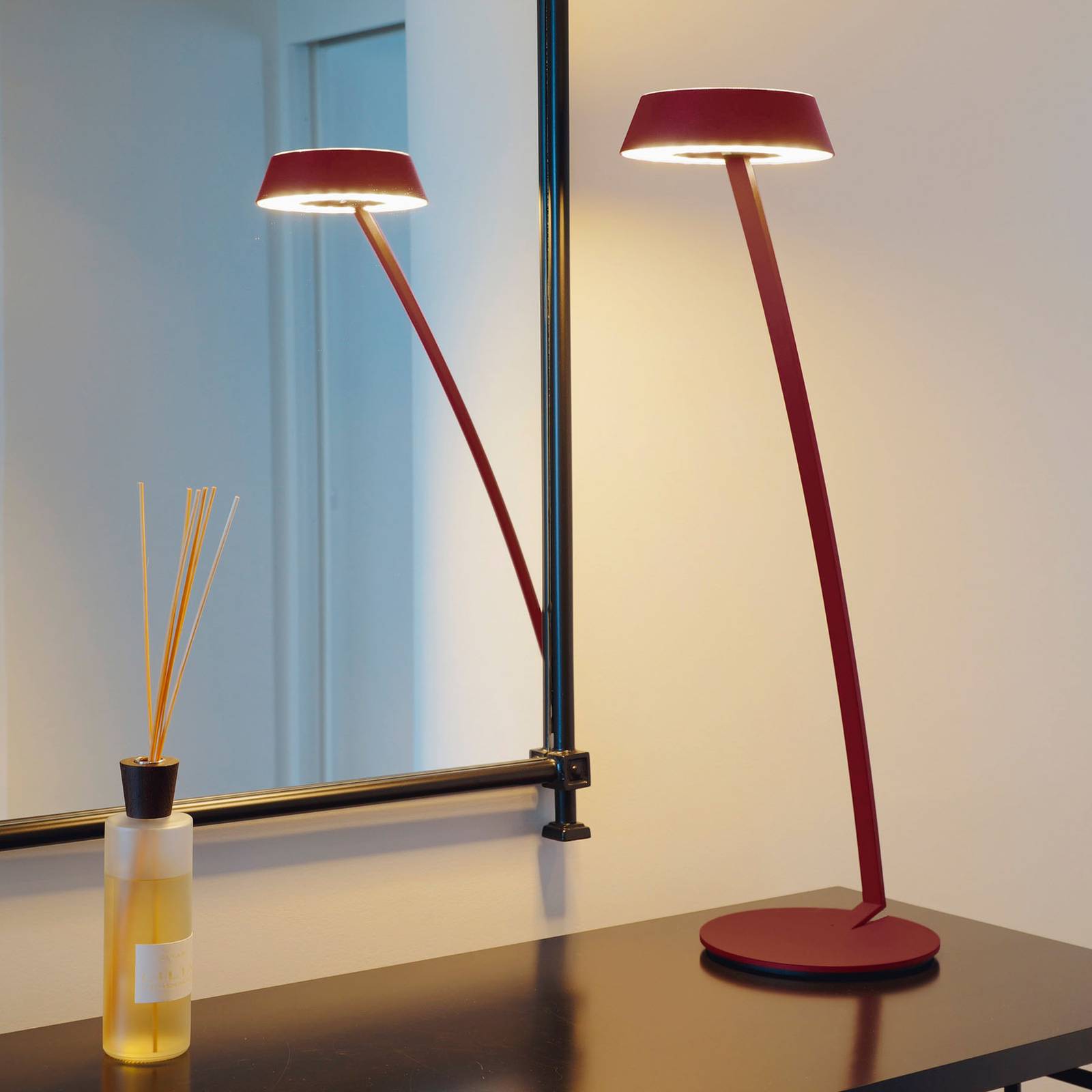 OLIGO Glance LED-Tischlampe gebogen rot matt von Oligo