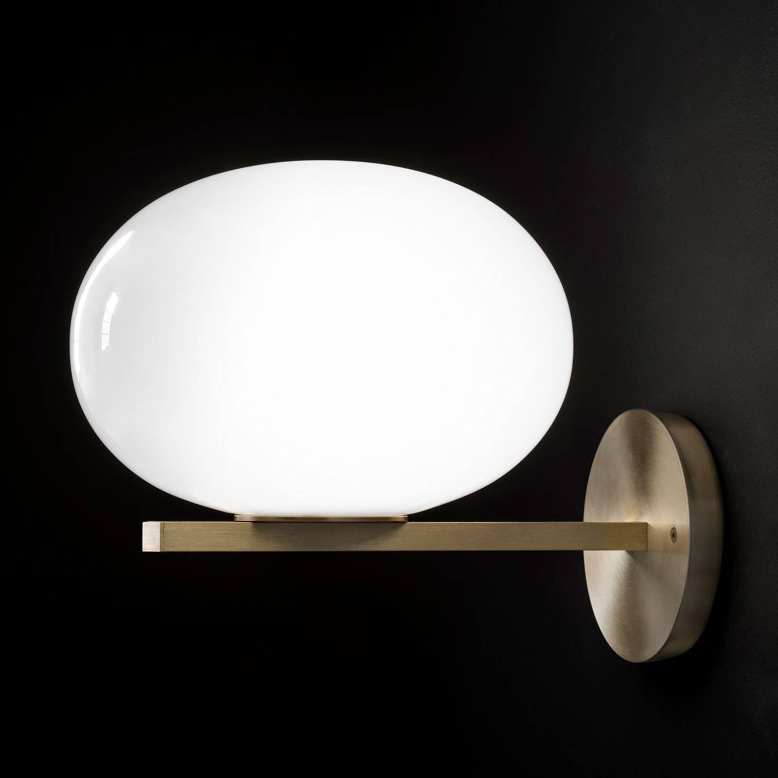 Oluce Alba - Wandleuchte mit Opalglasschirm Oluce Alba - Wandleuchte mit Opalglasschirm von Oluce
