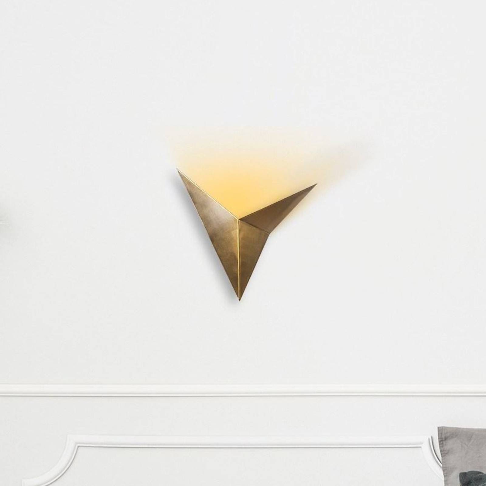 Wandleuchte Bird 3203, gold antik, Metall, dreieckig Wandleuchte Bird 3203, gold antik, Metall, dreieckig von Opviq