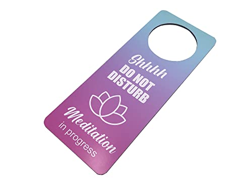 Meditation In Progress, Do Not Disturb, Türschild – Yoga, Entspannung, Übung, Klassenzimmer, Lehrer, Geschenk, Lotusblume, aus robustem 3 mm Aluminiumverbundstoff von OriginDesigned