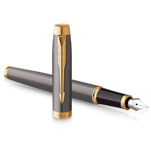 Parker IM Füller | grau lackiert mit goldenen Zierteilen | feine polierte Edelstahl-Schreibfeder | Tintenpatrone blau nachfüllen | Geschenkbox | perfekte Geschenke zum Schulabschluss Parker IM Füller | grau lackiert mit goldenen Zierteilen | feine polierte Edelstahl-Schreibfeder | Tintenpatrone blau nachfüllen | Geschenkbox | perfekte Geschenke zum Schulabschluss von Parker