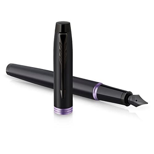 Parker IM Vibrant Rings Füller | satinschwarzer Lack mit amethystfarbenen Akzenten | Füllfederhalter mit feiner Feder und blauer Tinte | Geschenkbox Parker IM Vibrant Rings Füller | satinschwarzer Lack mit amethystfarbenen Akzenten | Füllfederhalter mit feiner Feder und blauer Tinte | Geschenkbox von PARKER
