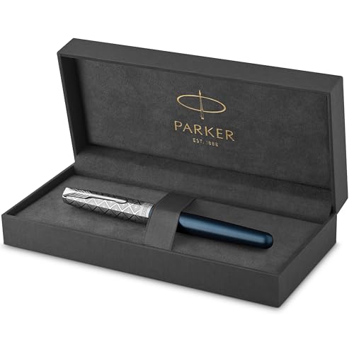 Parker Sonnet Füller | Premium Metal & Blue Satinierung mit Chromverkleidung | Füllfederhalter Feine 18 Karat Goldfeder mit schwarzer Tintenpatrone | Geschenkbox Parker Sonnet Füller | Premium Metal & Blue Satinierung mit Chromverkleidung | Füllfederhalter Feine 18 Karat Goldfeder mit schwarzer Tintenpatrone | Geschenkbox von PARKER