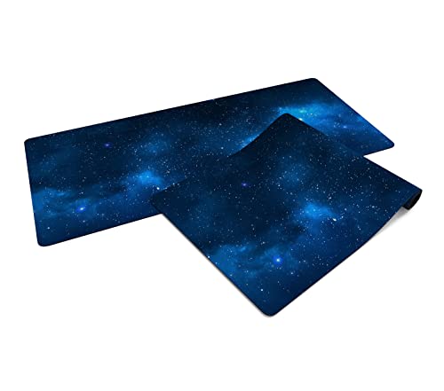 PLAYMATS Mauspad - Blaue Nebula 90 cm x 40 cm - Gummischreibtischunterlage mit Rutschfester Rückseite, ideal für Arbeit und Spiele von PLAYMATS