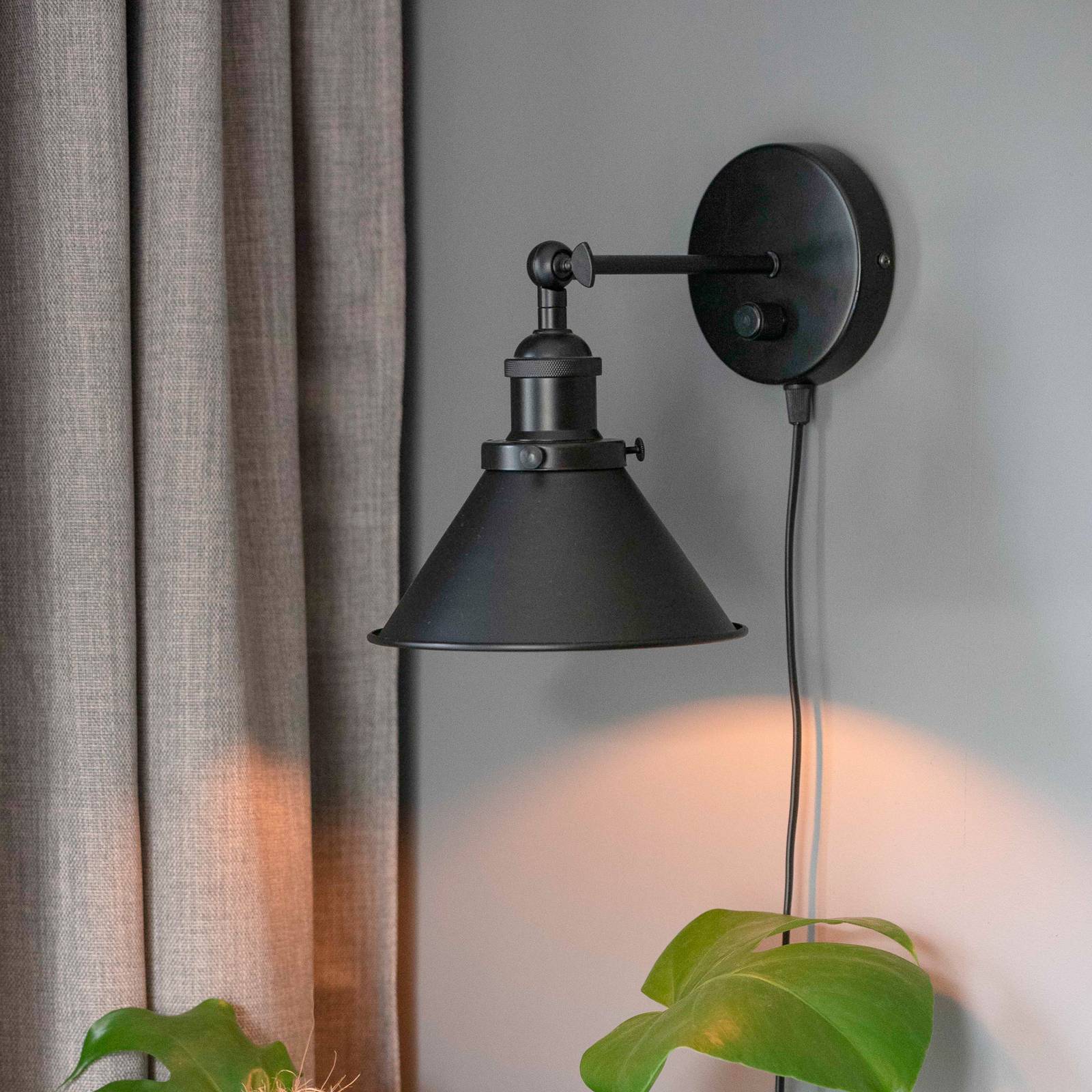 PR Home Anton Wandlampe mit Stecker, schwarz von PR Home