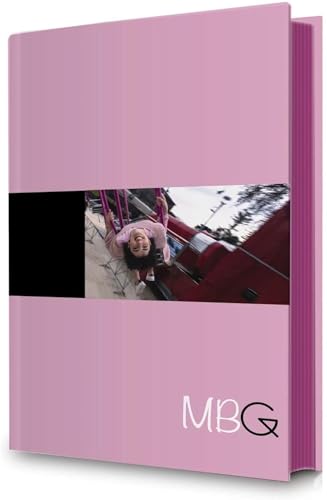 Schülerkalender kompatibel mit Greta Menchi MBG 2025-2026 F.to Standard 20 x 15 cm + Schlüsselanhänger Pailletten und mehrfarbiger Stift Schülerkalender kompatibel mit Greta Menchi MBG 2025-2026 F.to Standard 20 x 15 cm + Schlüsselanhänger Pailletten und mehrfarbiger Stift von PRESTIGE & DELUXE