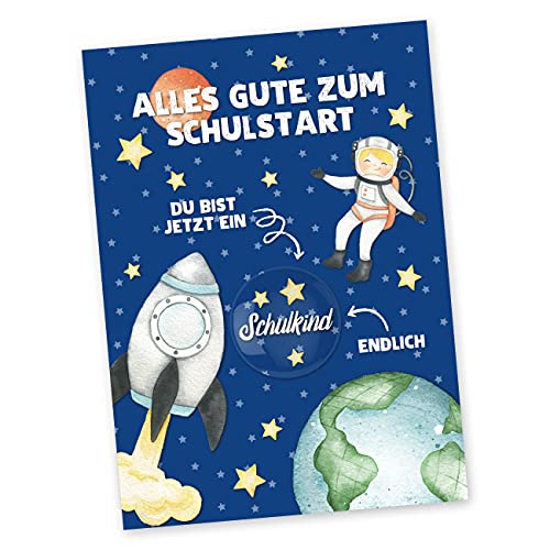 Papierdrachen Postkarte mit Button | Alles Gute zum Schulstart zum Verschicken und Verschenken | Design Weltall | 35mm Button bedruckt mit Schulkind von Papierdrachen