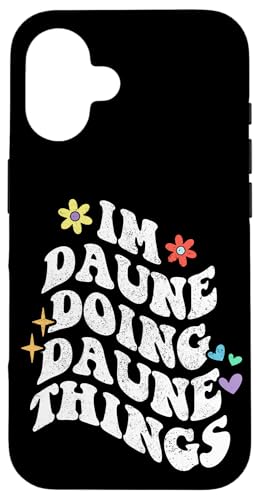 Retro Groovy Im Daune Doing Daune Things Lustiger Muttertag Hülle für iPhone 16 Retro Groovy Im Daune Doing Daune Things Lustiger Muttertag Hülle für iPhone 16 von Personalized Name Mothers Day outfit For Women