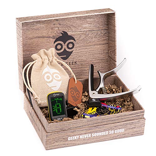 Pick Geek Gitarren-Plektren Bundle | 33 Hochwertige Sortierte Gitarren-Picks | Django Schnellspanner-Kapodaster Capo | Clip-on Stimmgerät | Pickhalter plus Emaille-Pin | Geschenk in toller Geschenkbox von Pick Geek