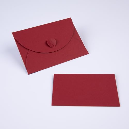 PresentFill® 50 Mini Briefumschläge mit Karten – Bordeaux Rot – Kleine Umschläge Mini mit Herz Verschluss und Blanko Karten aus 100% Recycling Kraftpapier zum Selbst gestalten und beschriften von Present Fill