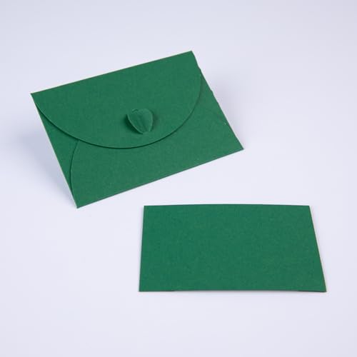 PresentFill® 50 Mini Briefumschläge mit Karten – Smaragd Grün – Kleine Umschläge Mini mit Herz Verschluss und Blanko Karten aus 100% Recycling Kraftpapier zum Selbst gestalten und beschriften von Present Fill