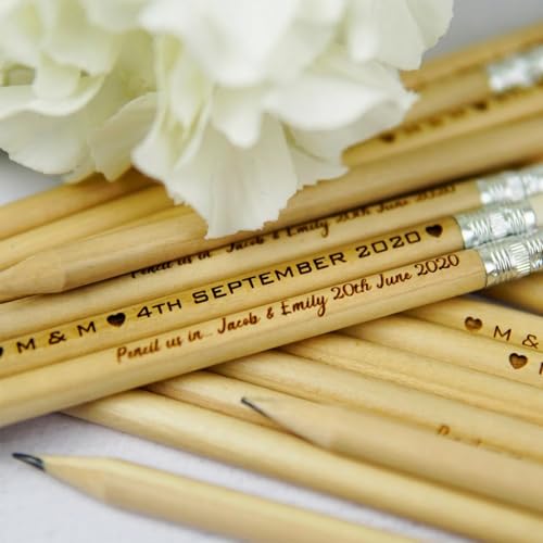 REEG Personalisierte Mini-Bleistifte für Hochzeiten, gravierte Holzgeschenke mit Namen und Datum, Hochzeitsbevorzugungsanhänger, Geschenk für Hochzeitsquests, Gastgeschenk-Bleistifte (20 Stück) von REEG