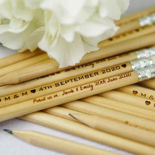 REEG Personalisierte Mini-Bleistifte für Hochzeiten, gravierte Holzgeschenke mit Namen und Datum, Hochzeitsbevorzugungsanhänger, Geschenk für Hochzeitsquests, Gastgeschenk-Bleistifte (50 Stück) von REEG