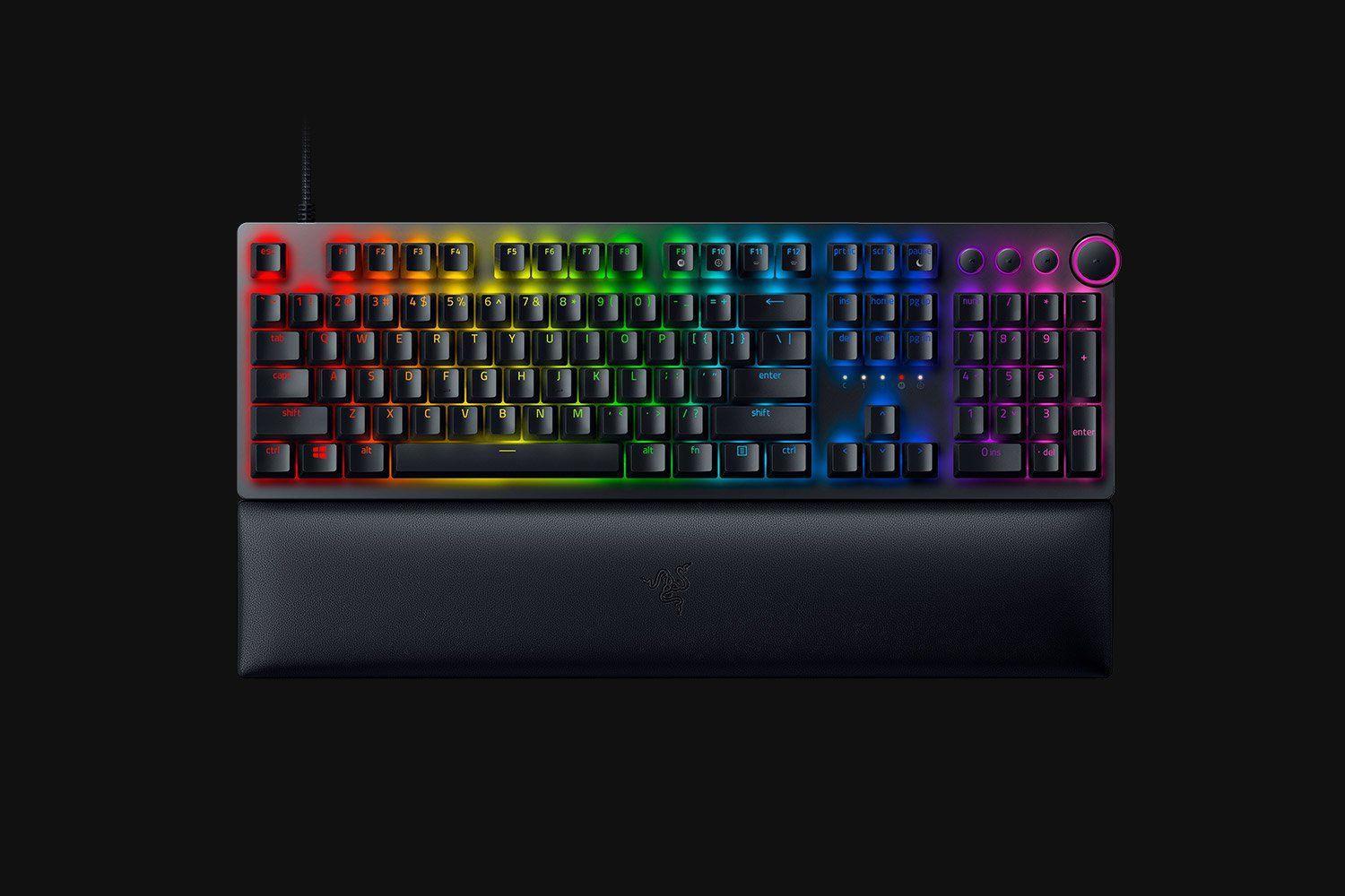 Razer Huntsman V2. Tastatur Formfaktor: Volle Größe (100%). Tastatur-Stil: Gerade. Geräteschnittstelle: USB, Tastaturaufbau: QWERTY. Typ der Hintergrundbeleuchtung: RGB-LED, Handgelenkauflage. Empfohlene Nutzung: Gaming. Produktfarbe: Schwarz (RZ03-03930100-R3M1) von Razer