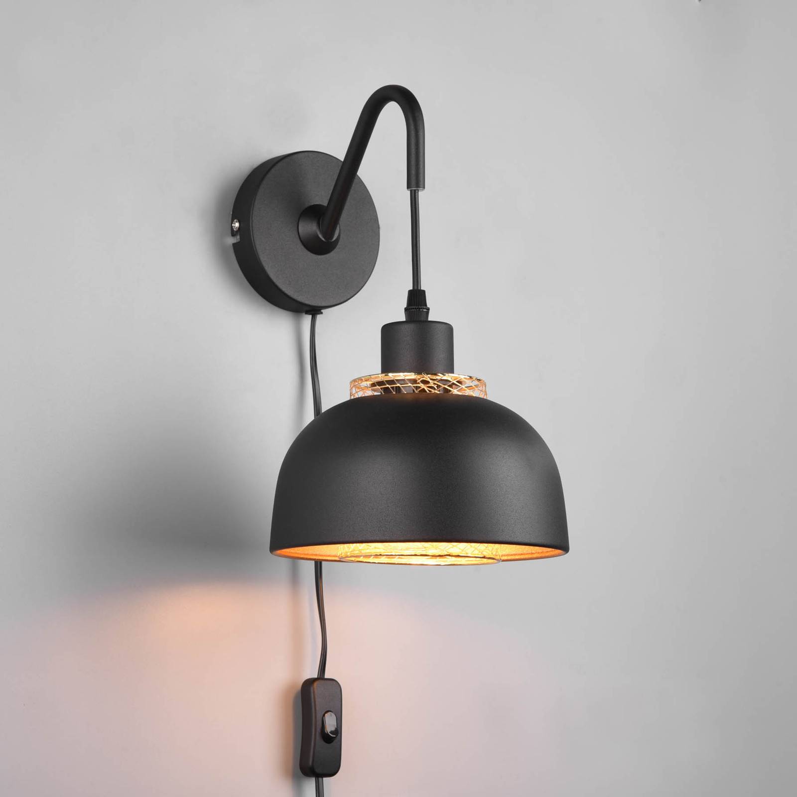 Wandlampe Punch Schalter und Stecker, schwarz/gold Wandlampe Punch Schalter und Stecker, schwarz/gold von Reality Leuchten