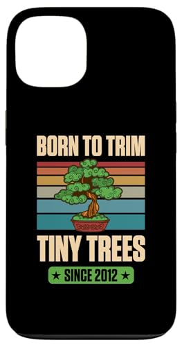Geboren, um kleine Bäume zu trimmen, seit 2012 zum Geburtstag mit Bonsai-Thema Hülle für iPhone 13 von Retro Birthday Party Supplies for Bonsai Gardeners