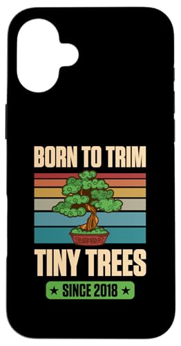 Seit 2018 geboren, um winzige Bäume zum Geburtstag mit Bonsai-Thema zu trimmen Hülle für iPhone 16 Plus von Retro Birthday Party Supplies for Bonsai Gardeners