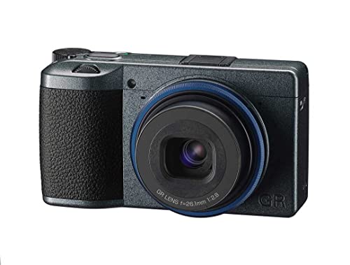 Ricoh GR IIIx Urban Edition, Metallicgraues Gehäuse mit marineblauem Ring, Digitale Kompaktkamera mit 24MP APS-C CMOS Sensor, 40mmF2.8 GR Objektiv (äquiv. zum 35mm Format) von Ricoh