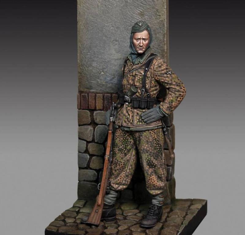 Waffen SS Grenadier with rifle (75mm) von Royal Model