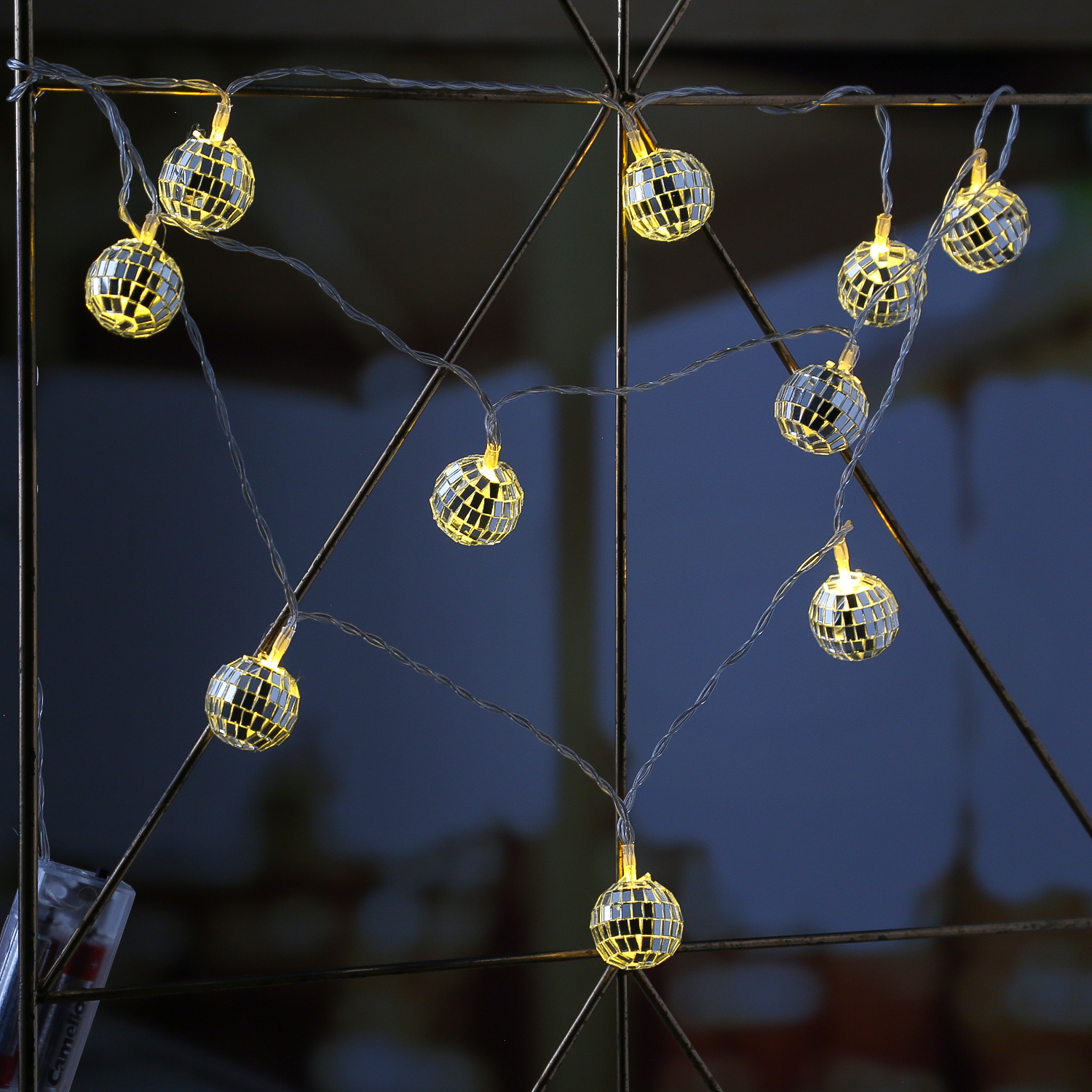 LED Discokugel Lichterkette - 10 kleine Spiegelkugel für Deine Party - L: 1,35m - Batteriebetrieb LED Discokugel Lichterkette - 10 kleine Spiegelkugel für Deine Party - L: 1,35m - Batteriebetrieb von SATISFIRE