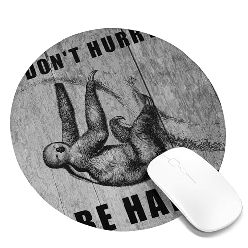 Mauspad mit Faultier-Motiv „Don’t Hurry Be Happy, süßes Tier, Bauernhaus, rustikale Skizze, ästhetisch, grau/schwarz, Polyester-Gummi, wasserdicht, dekorativ, für Unternehmen, Bibliothek, Büro, genäh Mauspad mit Faultier-Motiv „Don’t Hurry Be Happy, süßes Tier, Bauernhaus, rustikale Skizze, ästhetisch, grau/schwarz, Polyester-Gummi, wasserdicht, dekorativ, für Unternehmen, Bibliothek, Büro, genäh von SMAZDFXX