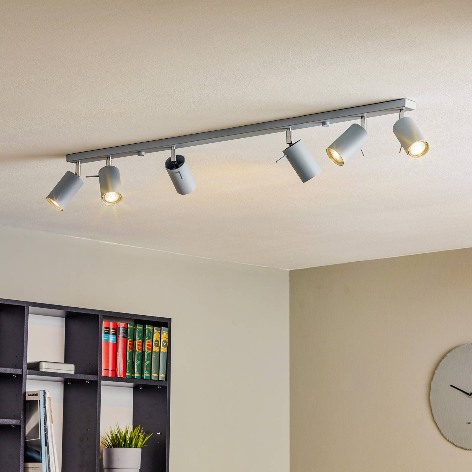 Deckenstrahler Round, grau, sechsflammig linear Deckenstrahler Round, grau, sechsflammig linear von SOLLUX LIGHTING