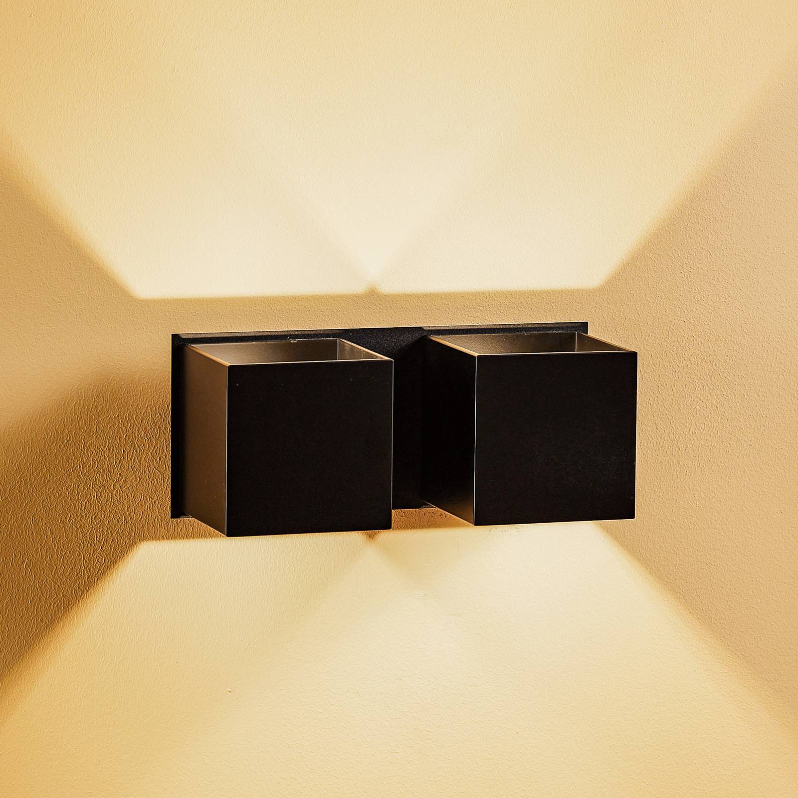 Wandlampe Ara 2 up/down aus Aluminium 2fl. schwarz Wandlampe Ara 2 up/down aus Aluminium 2fl. schwarz von SOLLUX LIGHTING