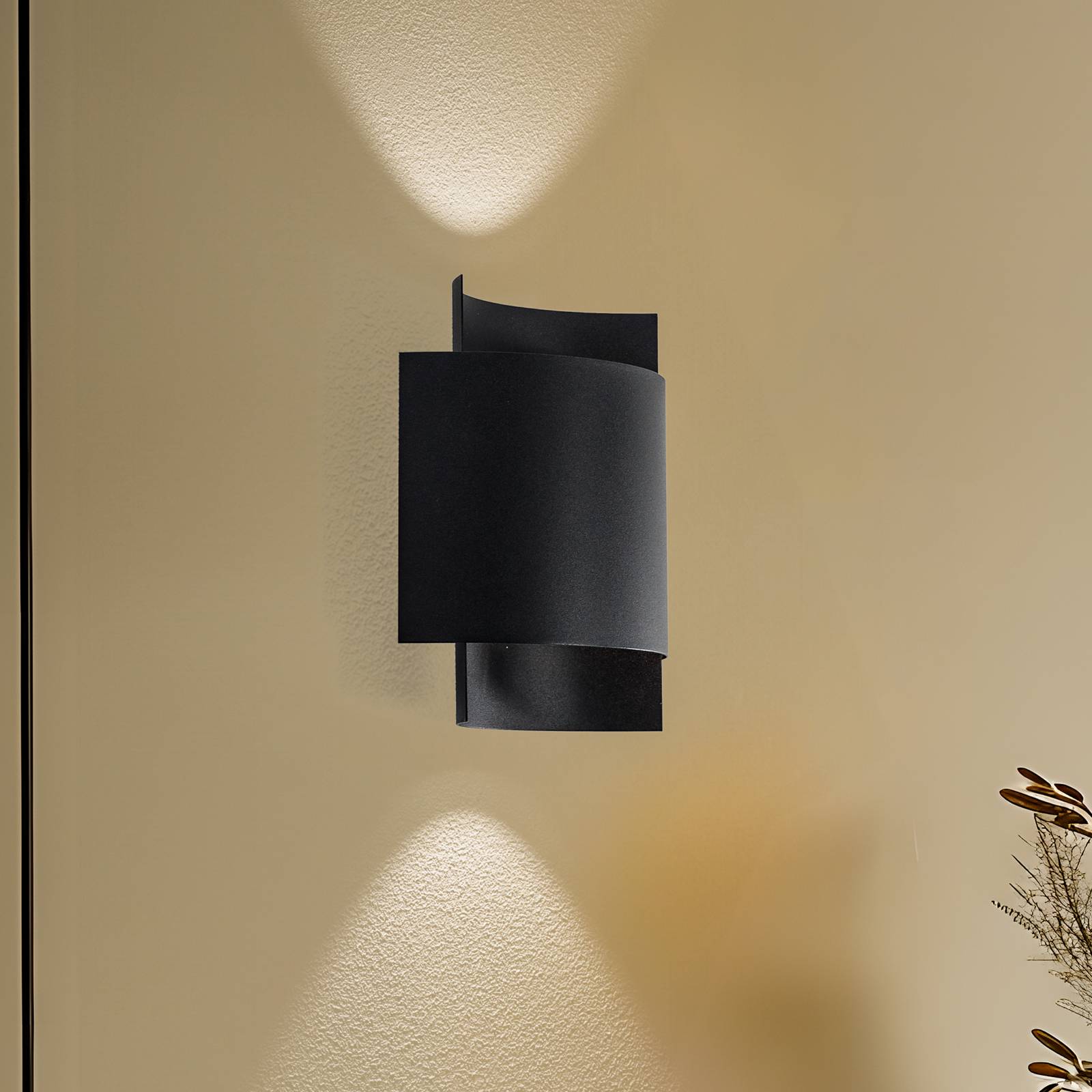 Wandlampe Pako aus zwei Stahlplatten in Schwarz von SOLLUX LIGHTING