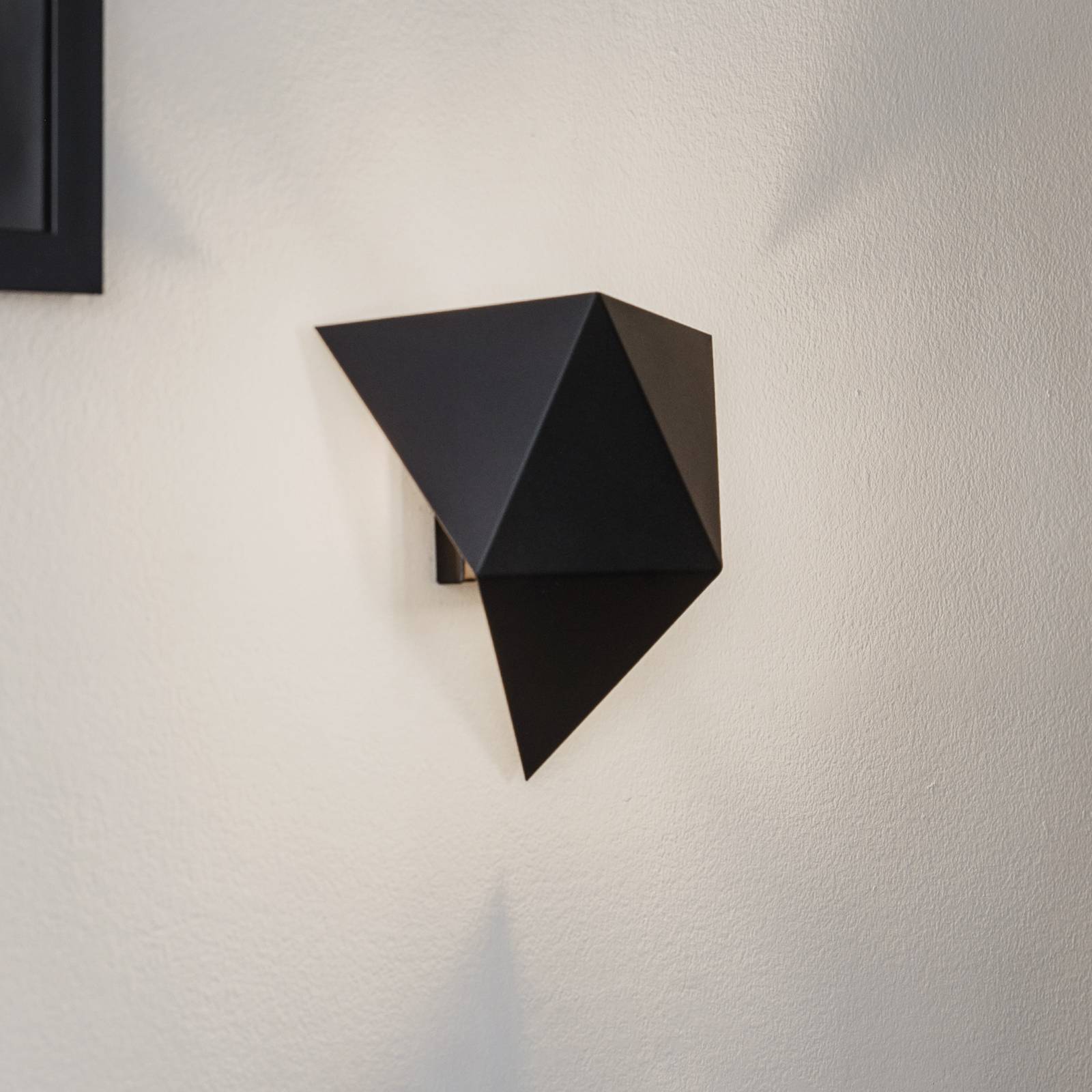 Wandlampe Shield in kantiger Form, schwarz Wandlampe Shield in kantiger Form, schwarz von SOLLUX LIGHTING