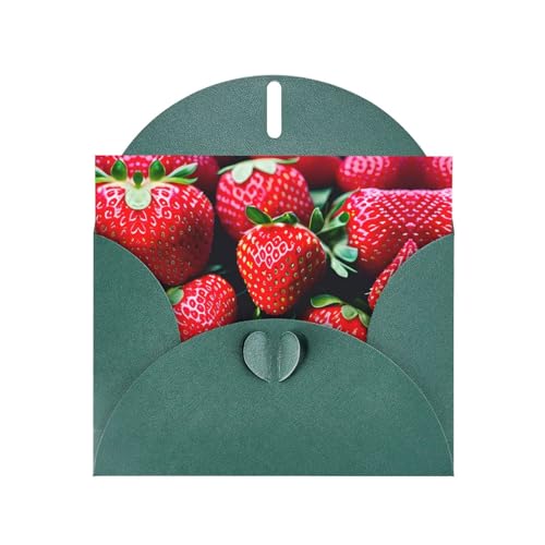 Dunkelgrüne elegante Grußkarte mit frischen Erdbeeren und Umschlägen, perfekt für Geburtstag, Hochzeit, Valentinstag und mehr von SamLng