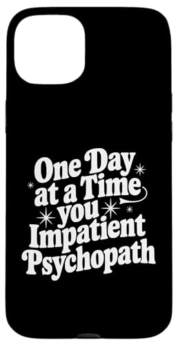 One Day at a Time Early Nüchternheit One Year Sober Sponsor Geschenk Hülle für iPhone 15 Plus von Sarcastic T-Shirt Co.