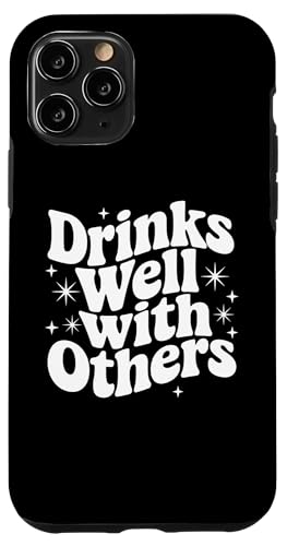 Sarkastisches Zitat Spruch Geschenk Drinks Well With Others Hülle für iPhone 11 Pro Sarkastisches Zitat Spruch Geschenk Drinks Well With Others Hülle für iPhone 11 Pro von Sarcastic T-Shirt Co.