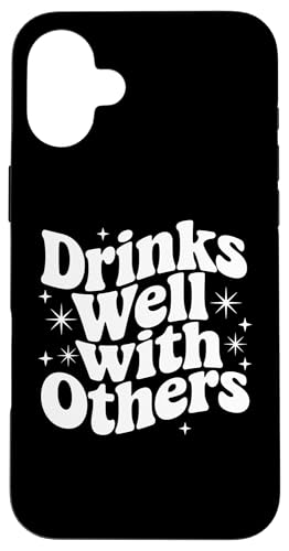 Sarkastisches Zitat Spruch Geschenk Drinks Well With Others Hülle für iPhone 16 Plus Sarkastisches Zitat Spruch Geschenk Drinks Well With Others Hülle für iPhone 16 Plus von Sarcastic T-Shirt Co.