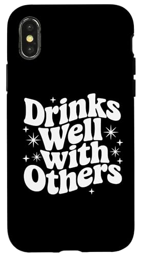 Sarkastisches Zitat Spruch Geschenk Drinks Well With Others Hülle für iPhone X/XS Sarkastisches Zitat Spruch Geschenk Drinks Well With Others Hülle für iPhone X/XS von Sarcastic T-Shirt Co.