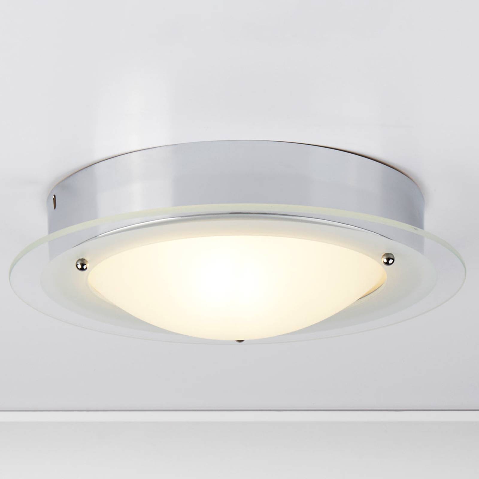 Juna - Deckenlampe fürs Bad mit Glasrand Juna - Deckenlampe fürs Bad mit Glasrand von Searchlight