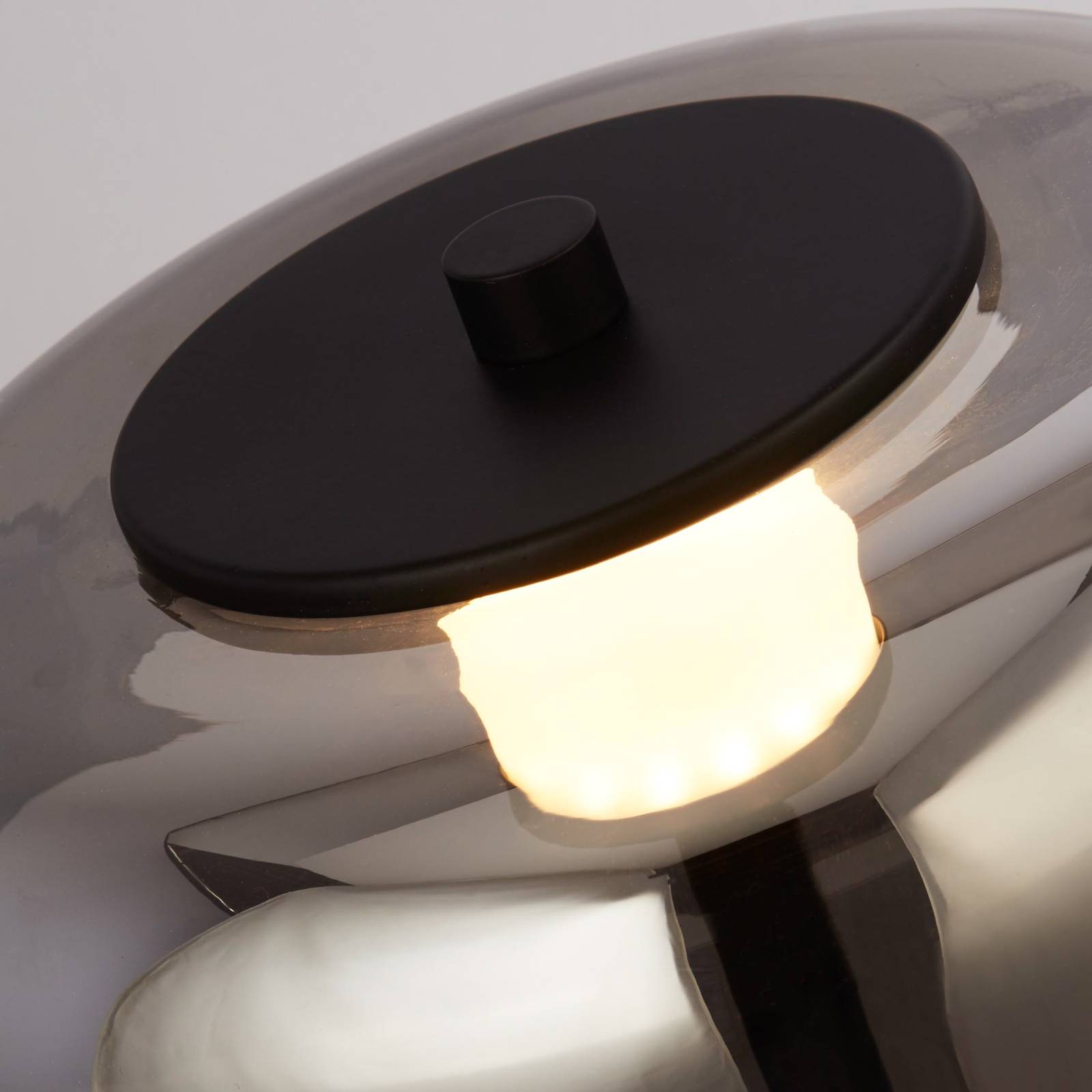 LED-Tischleuchte Frisbee mit Glasschirm von Searchlight