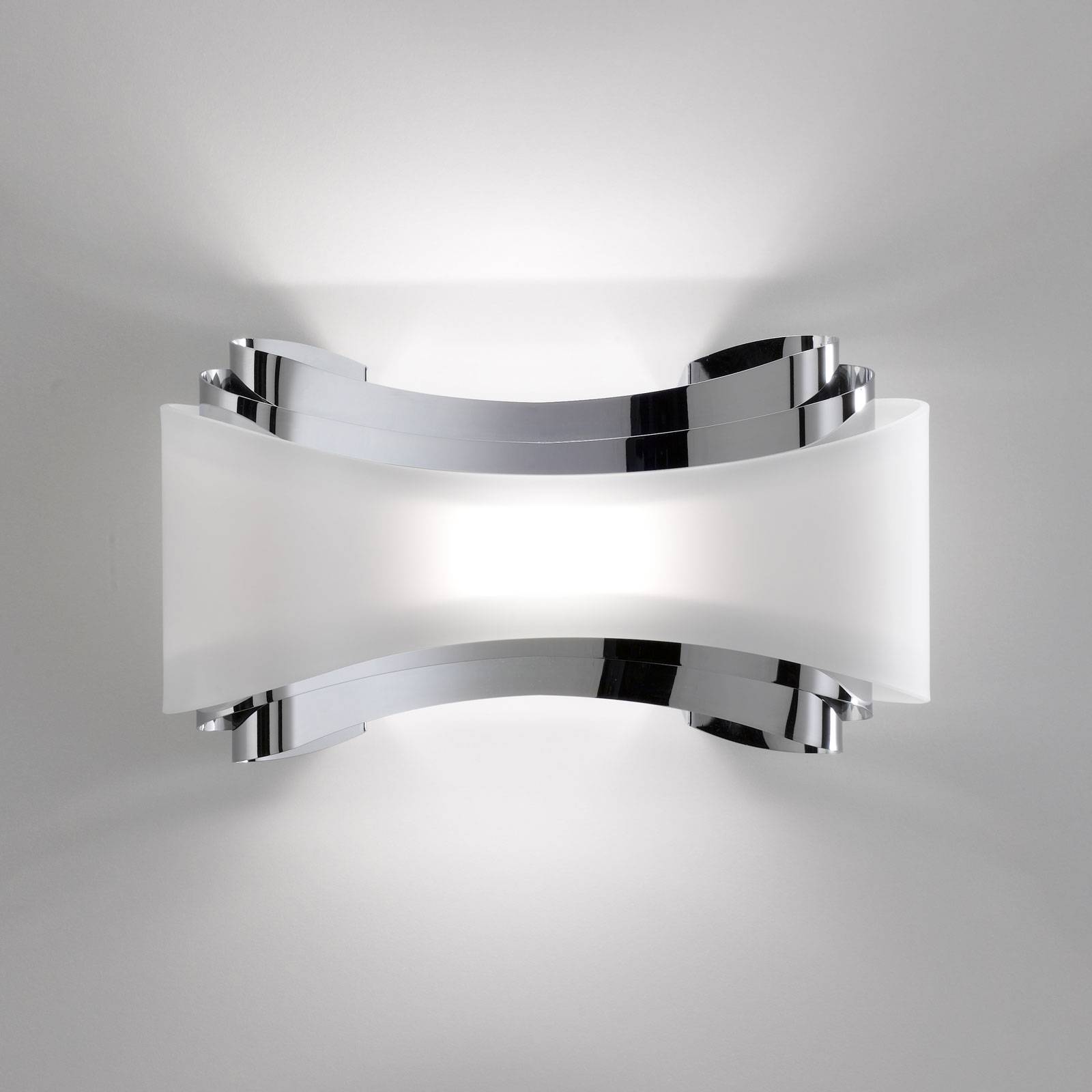 LED-Wandleuchte Ionica mit Glasblende, chrom LED-Wandleuchte Ionica mit Glasblende, chrom von Selène