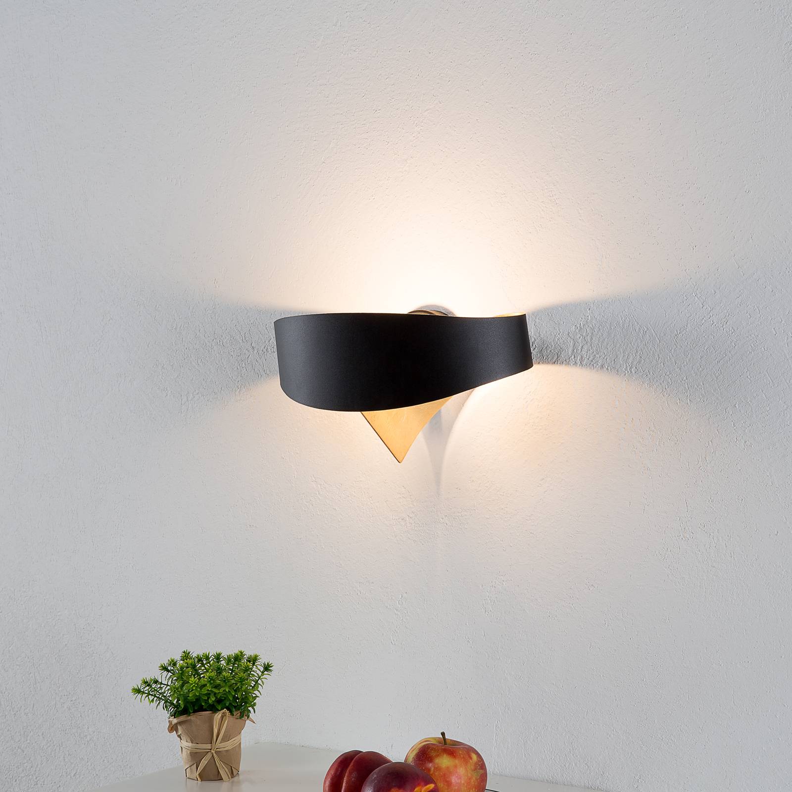 Schwarz-goldene Designer-Wandlampe Scudo LED von Selène