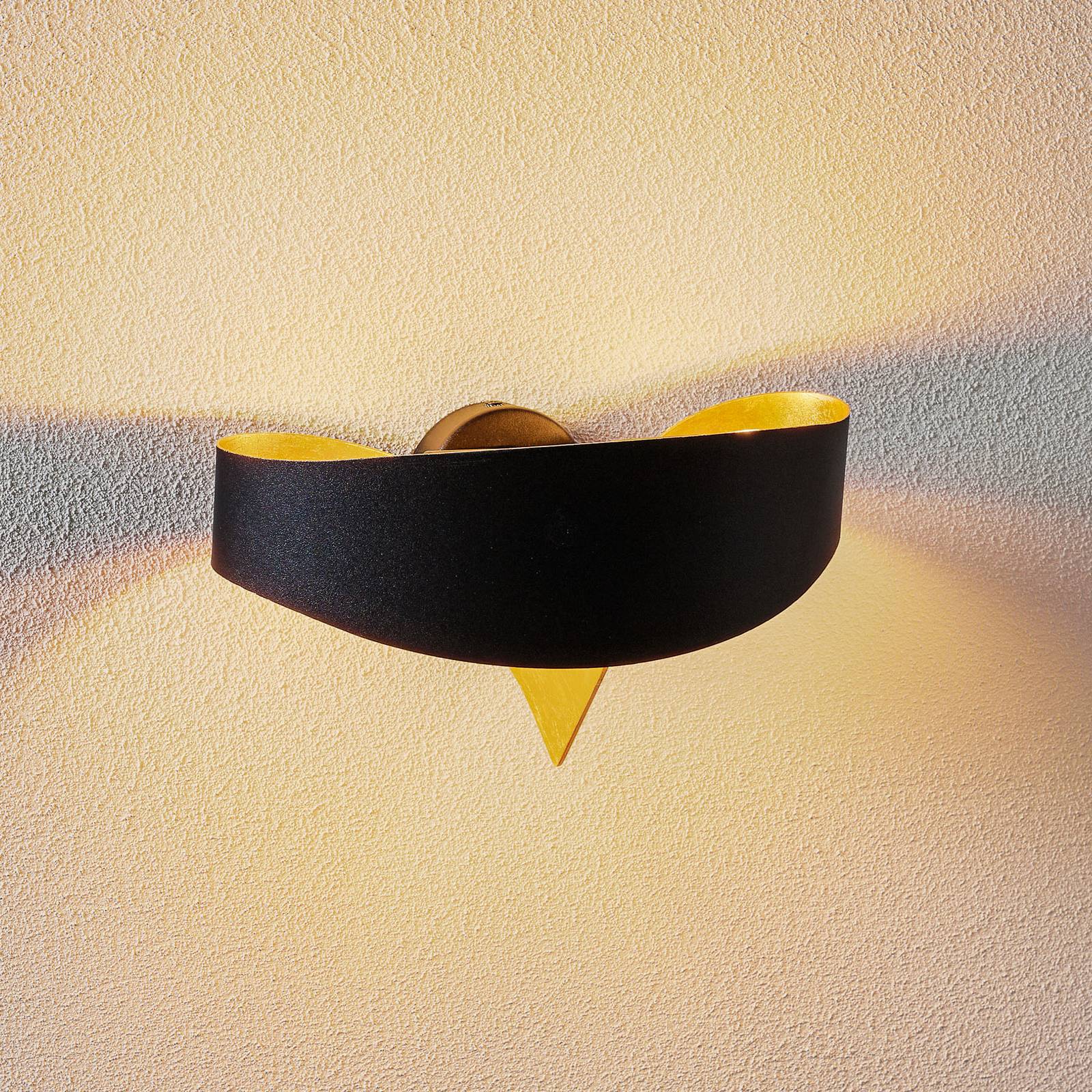 Schwarz-goldene Designer-Wandleuchte Scudo Schwarz-goldene Designer-Wandleuchte Scudo von Selène