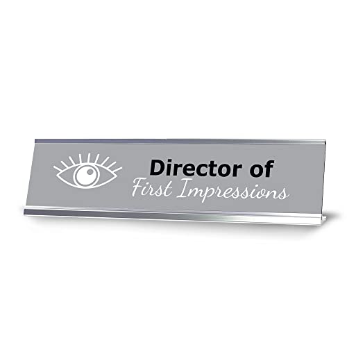 Director of First Impressions, Schreibtischschild mit silberfarbenem Rahmen, 5 x 20 cm Director of First Impressions, Schreibtischschild mit silberfarbenem Rahmen, 5 x 20 cm von Signs ByLITA