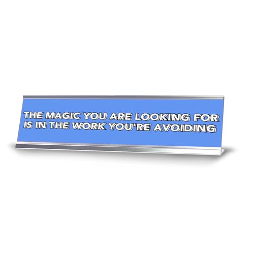 Schreibtischschild "The Magic You Are Looking For Is In The Work You're Avoiding", 5,1 x 25,4 cm, inspirierende Zitate Schreibtischschild "The Magic You Are Looking For Is In The Work You're Avoiding", 5,1 x 25,4 cm, inspirierende Zitate von Signs ByLITA