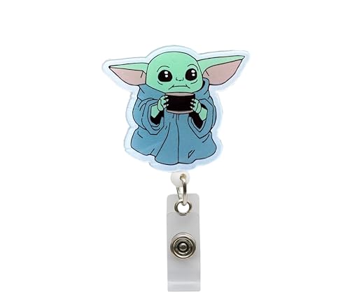 RN Ausweishalter mit Krokodilklemme für Krankenhäuser, Ärzte und Büroangestellte, niedliches Cartoon-Baby-Yoda mit Kaffee-Krankenschwester-Abzeichen, Grün von Skaworth Designs