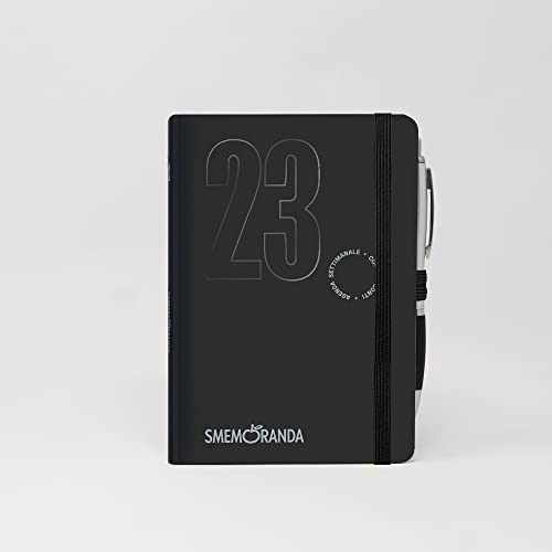 Smemoranda - Wochenplaner 12 Monate, Januar - Dezember 2023 - Weiches Deckel, kariert - Mittelformat 11,2 x 16,4 cm - Stift im Lieferumfang enthalten - Farbe Hellblau von Smemoranda